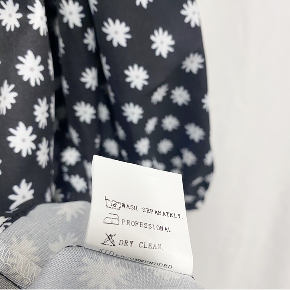 COZY Black & White Floral Daisy Print Button Up Blouse - Picture 9 of 9